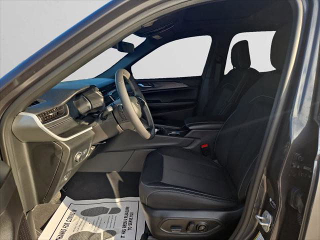 Certified 2025 Jeep Grand Cherokee Laredo X image 9