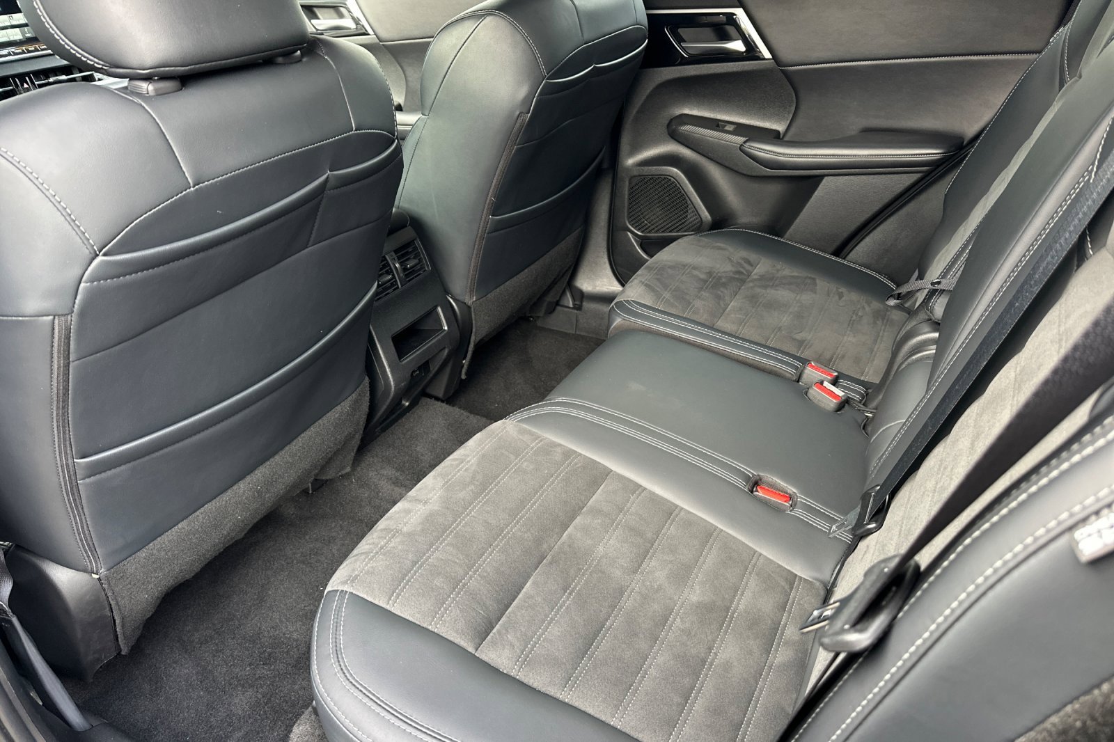 Used 2024 Mitsubishi Outlander SE image 13