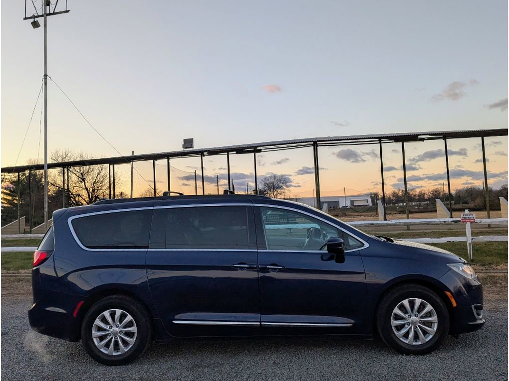 Used 2017 Chrysler Pacifica Touring-L image 8