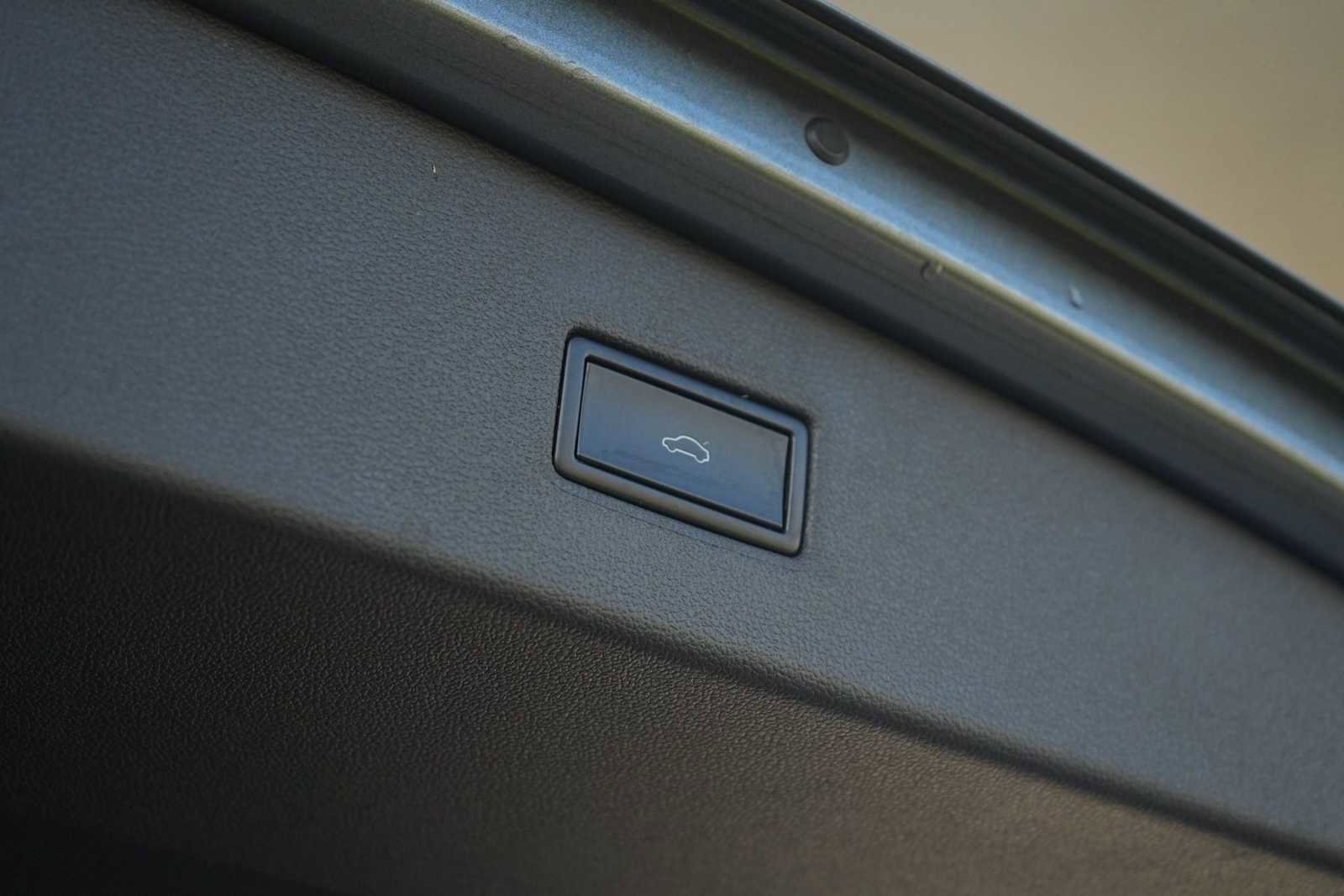 Used 2018 Volkswagen Tiguan SEL image 26