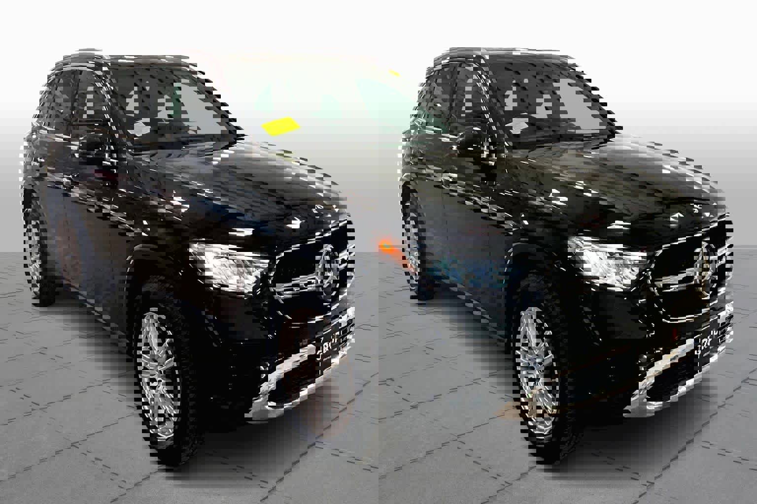 Used 2025 Mercedes-Benz GLC 300 4MATIC image 3