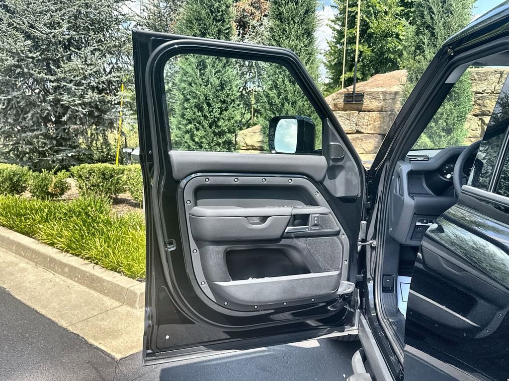 Used 2025 Land Rover Defender 110 S image 12