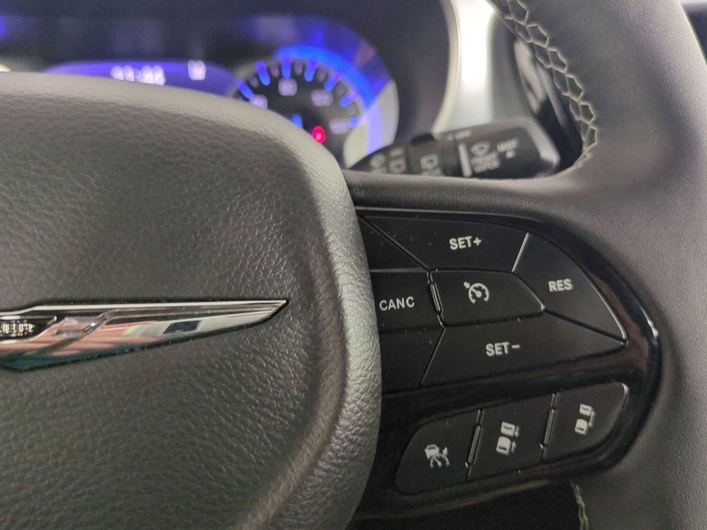 Used 2025 Chrysler Pacifica Limited image 33