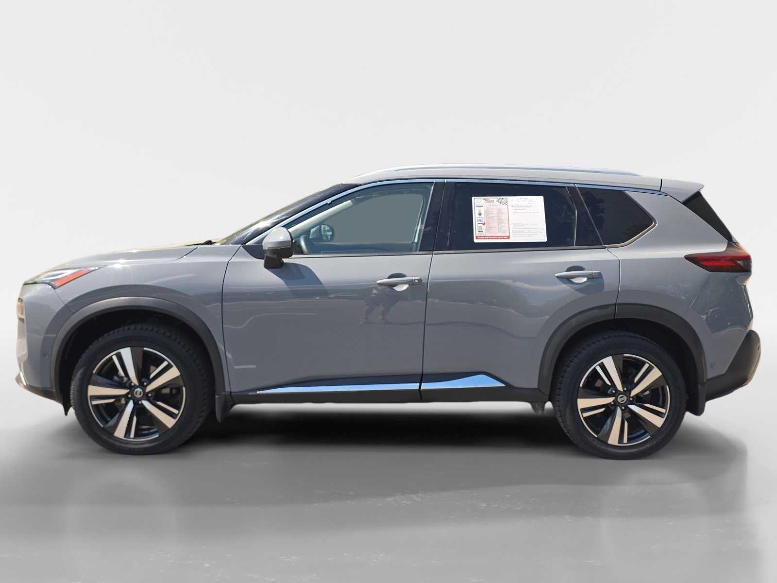 Used 2021 Nissan Rogue Platinum image 2