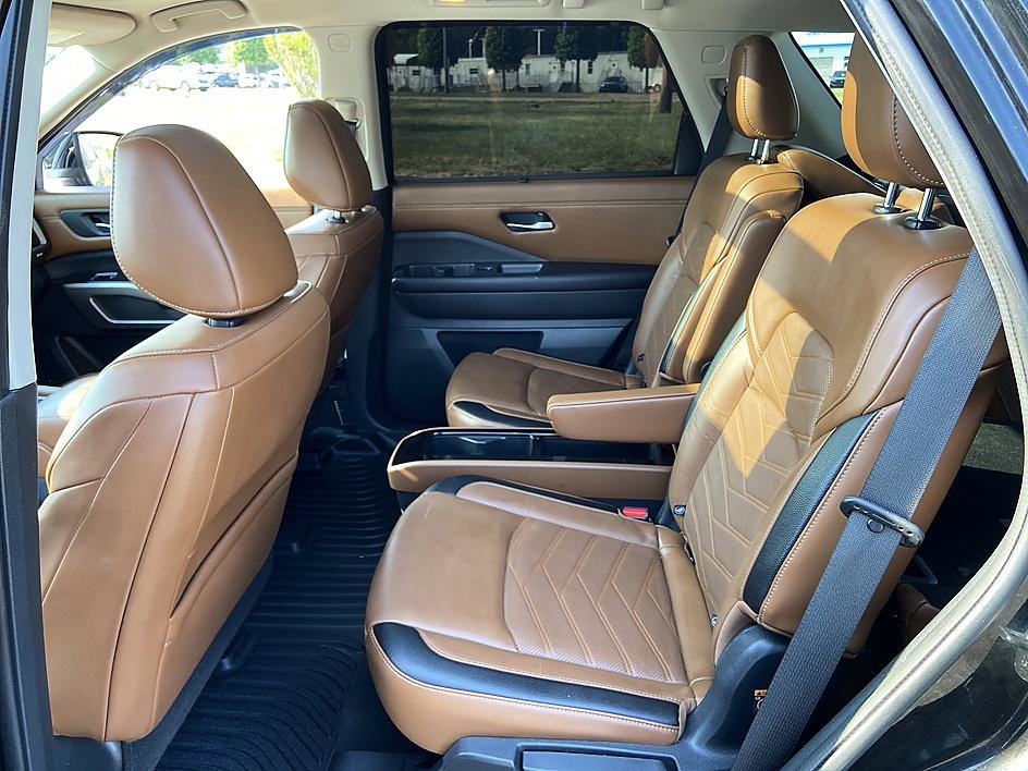 Certified 2022 Nissan Pathfinder Platinum w/ Lighting Package (N92) AWD/4WD image 12