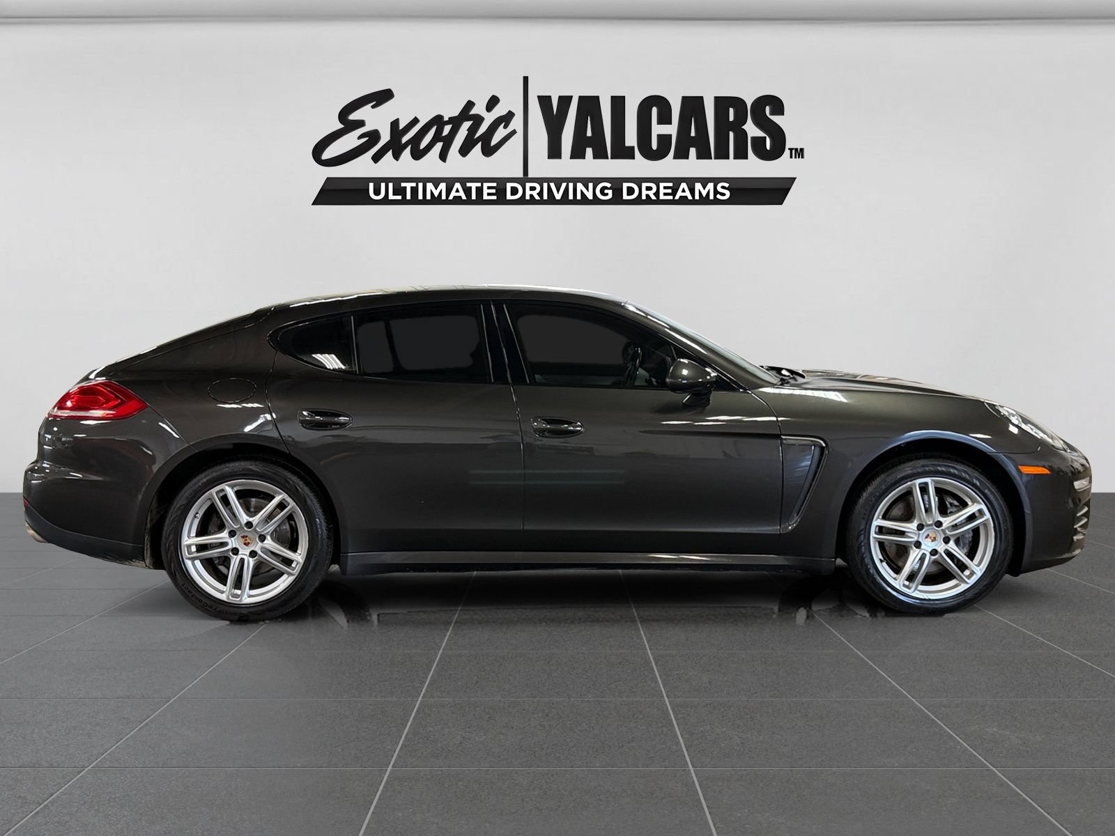 Used 2014 Porsche Panamera 4 w/ Premium Package AWD/4WD image 6