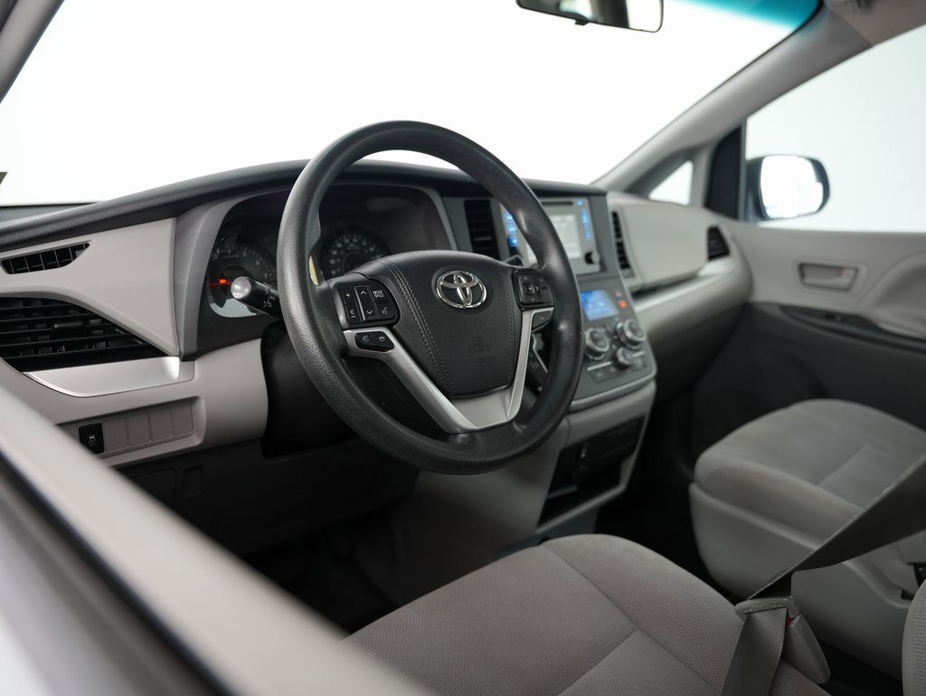 Used 2015 Toyota Sienna L image 6