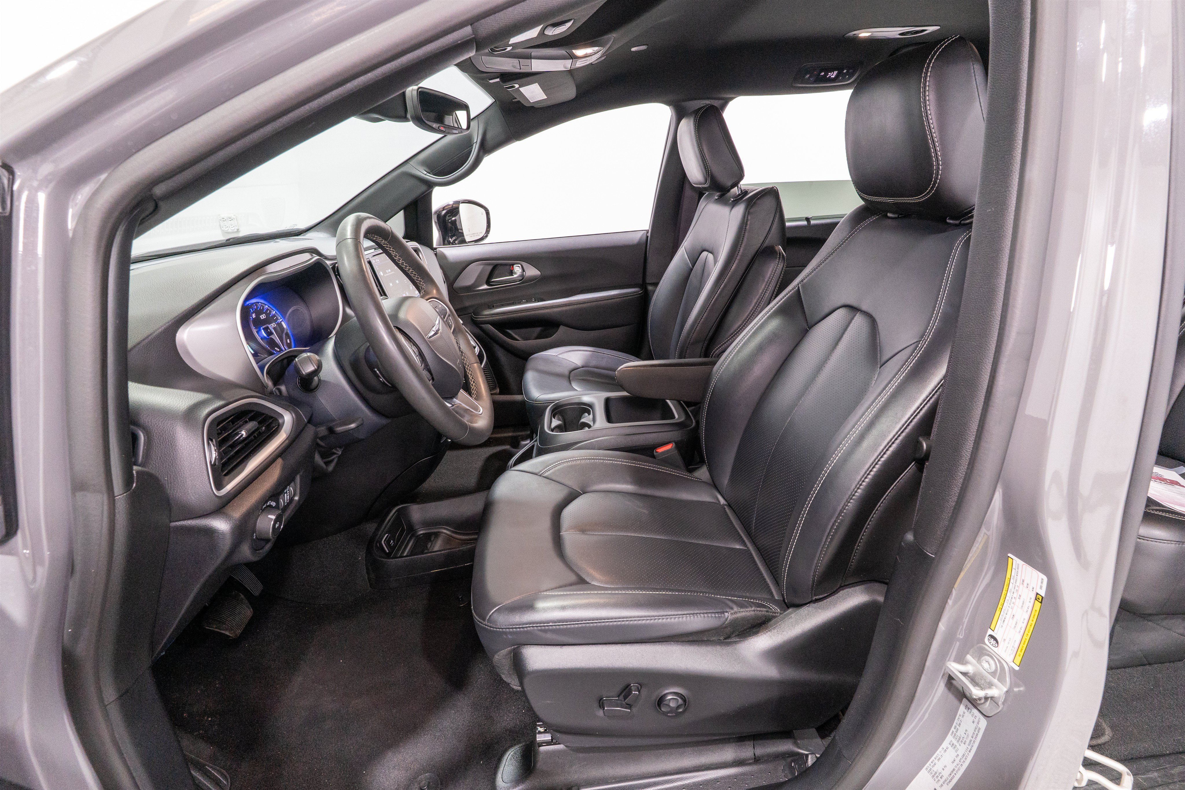 Used 2025 Chrysler Pacifica Select FWD image 15