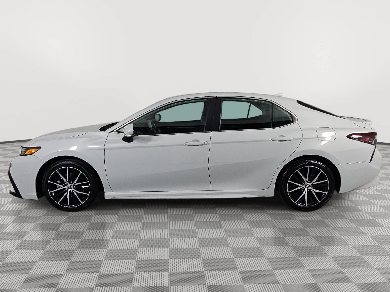 Used 2023 Toyota Camry SE FWD image 5