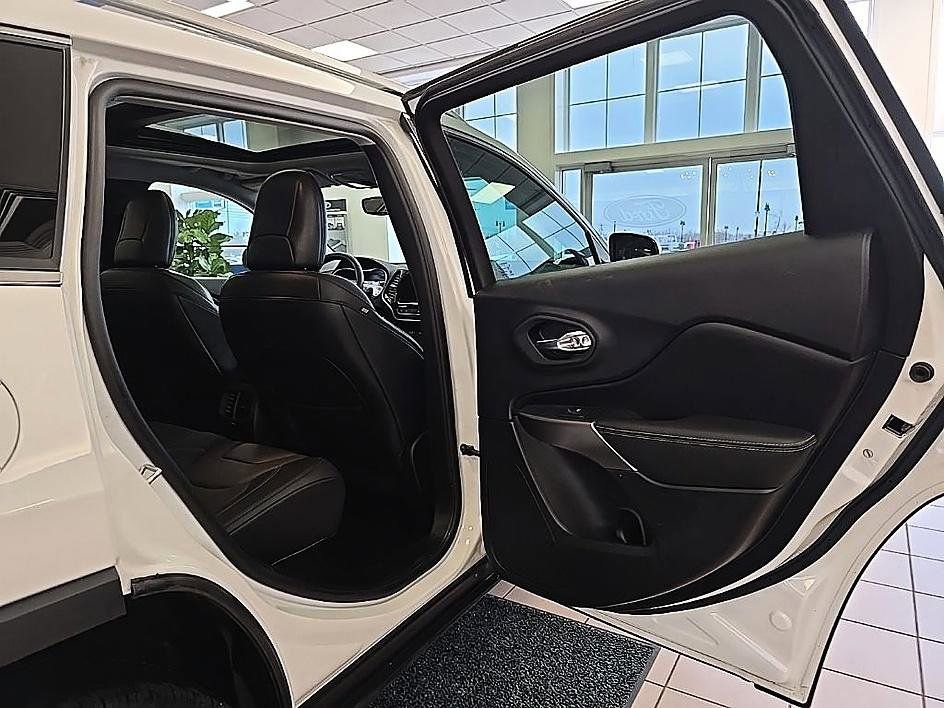 Used 2021 Jeep Cherokee Limited image 32