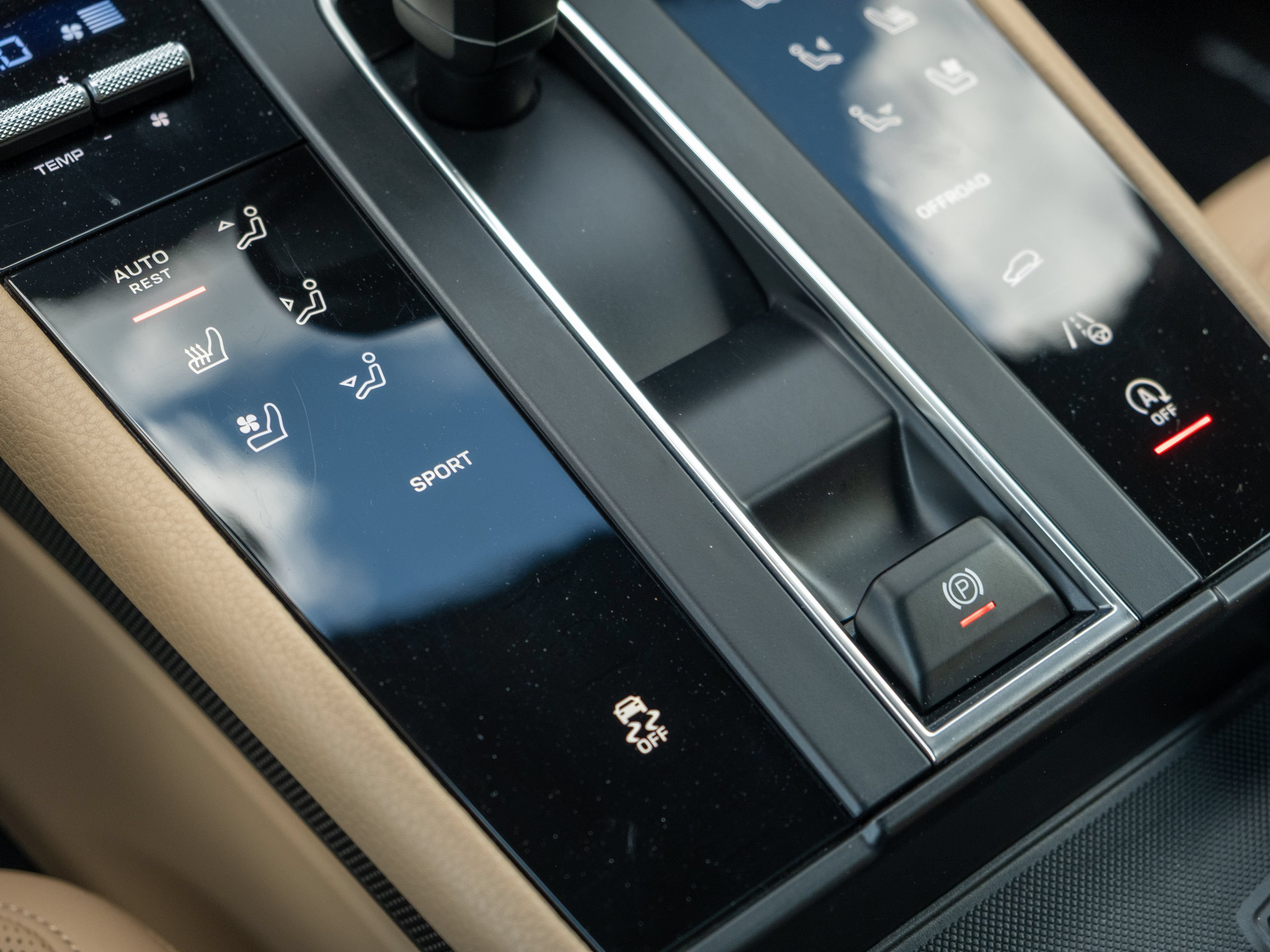 Certified 2024 Porsche Macan AWD/4WD image 30