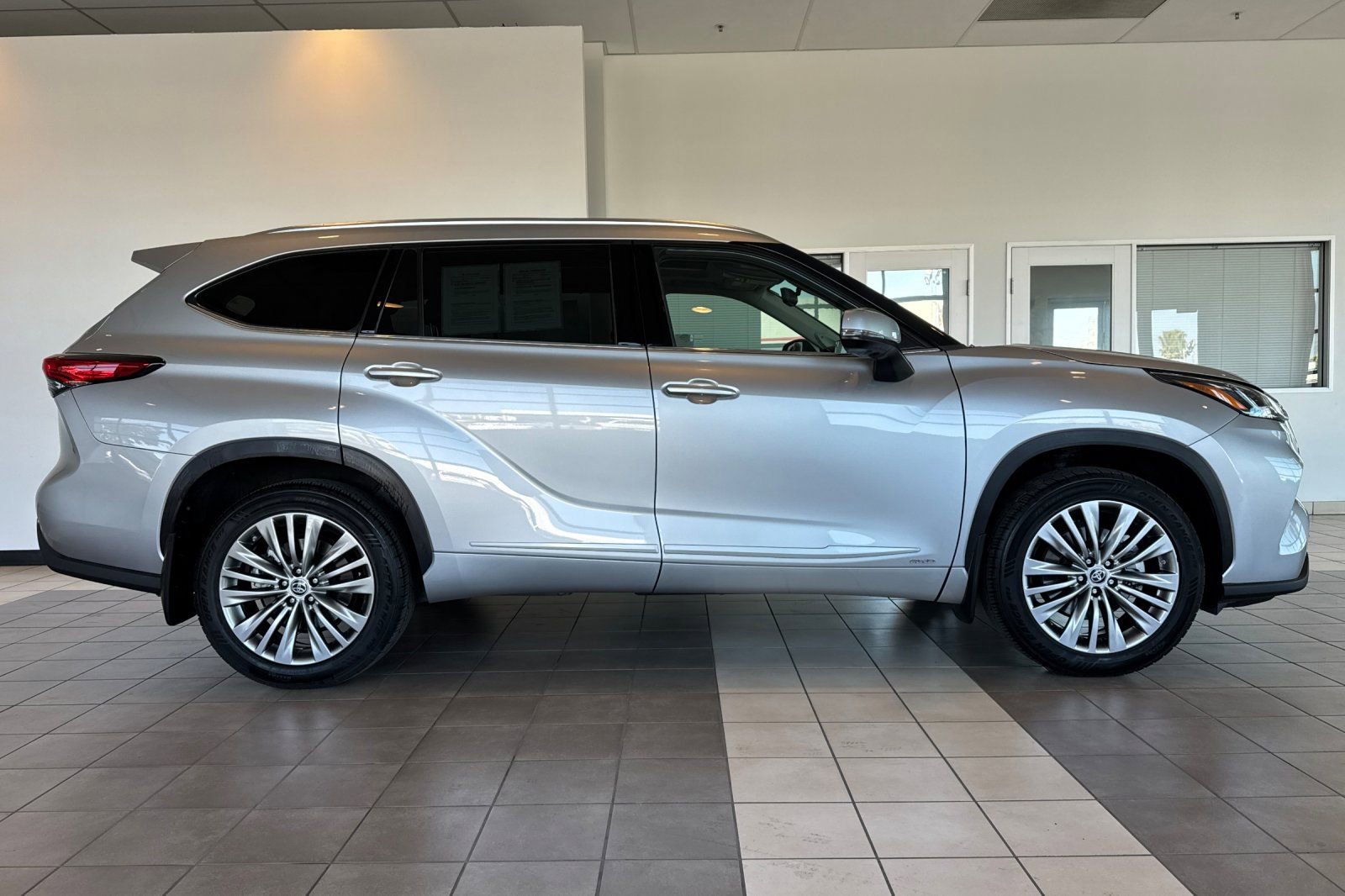 Used 2022 Toyota Highlander Platinum AWD/4WD image 3