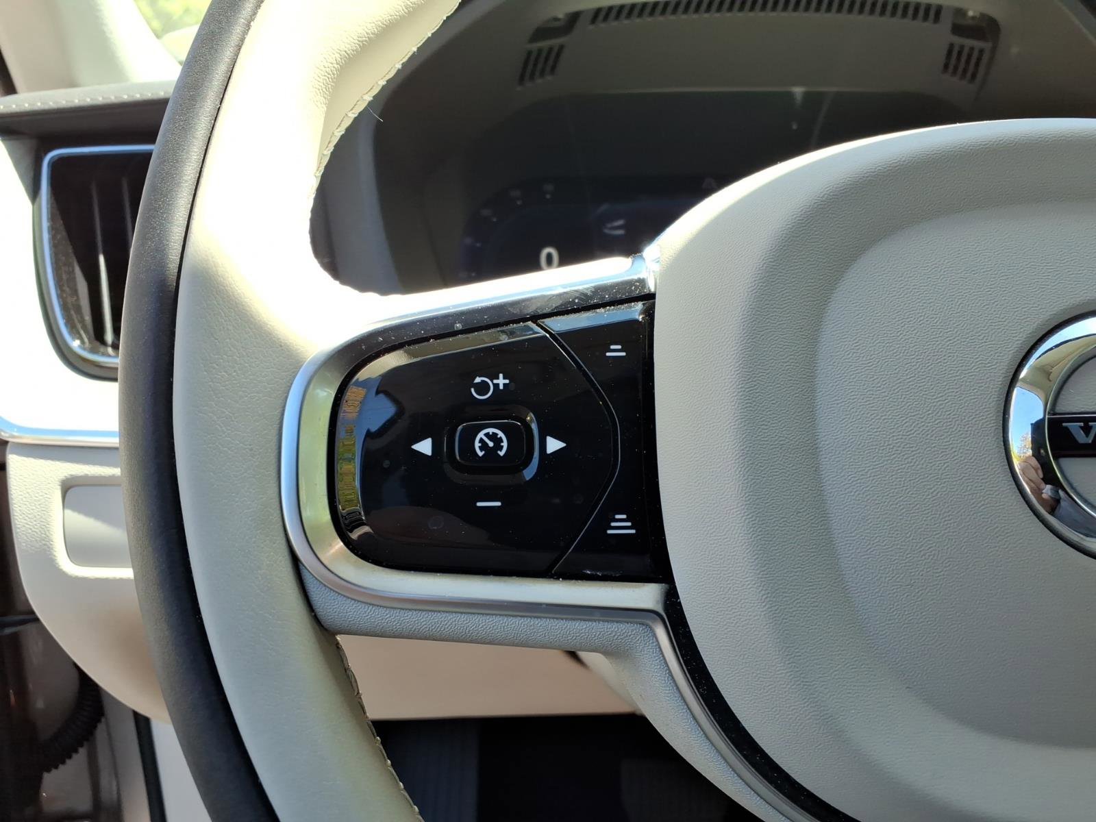 Used 2024 Volvo XC60 B5 Ultimate w/ Protection Package Premier image 25