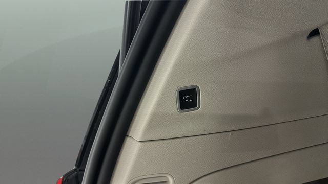 Used 2023 Chrysler Voyager LX FWD image 26