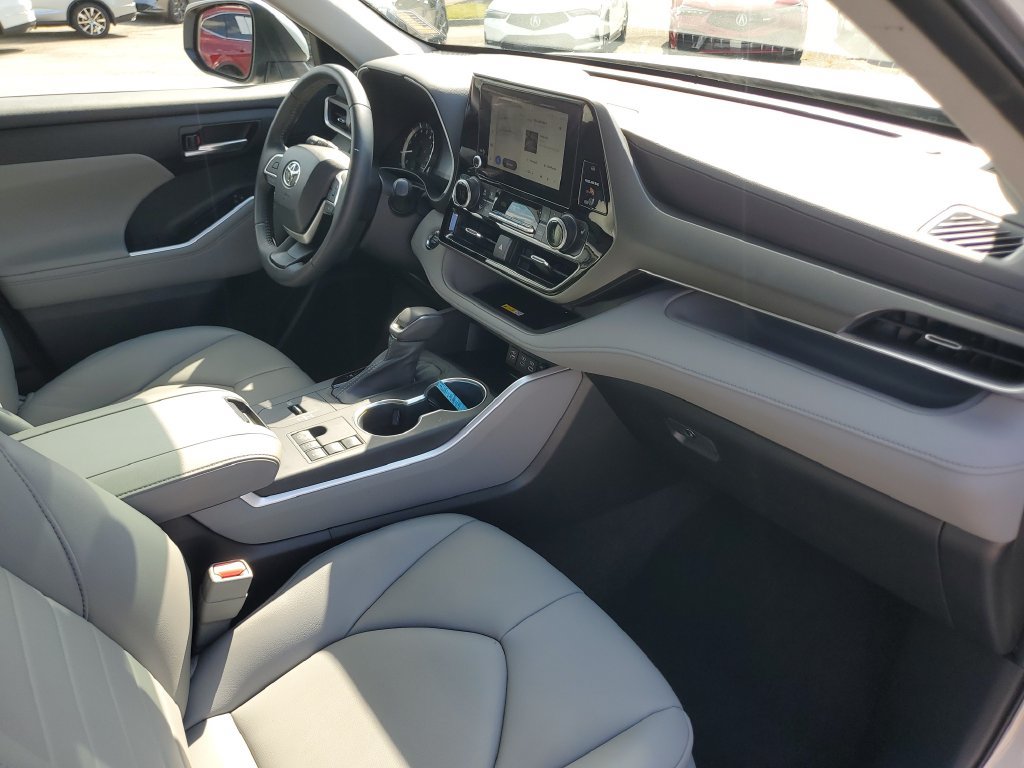 Used 2023 Toyota Highlander XLE FWD image 4
