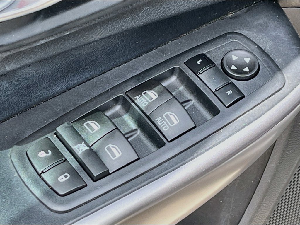 Used 2019 Jeep Cherokee Limited w/ Technology Group FWD image 18