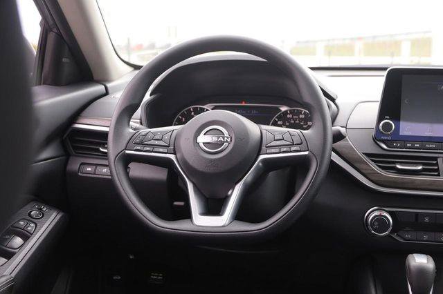 Used 2025 Nissan Altima 2.5 SV FWD image 21