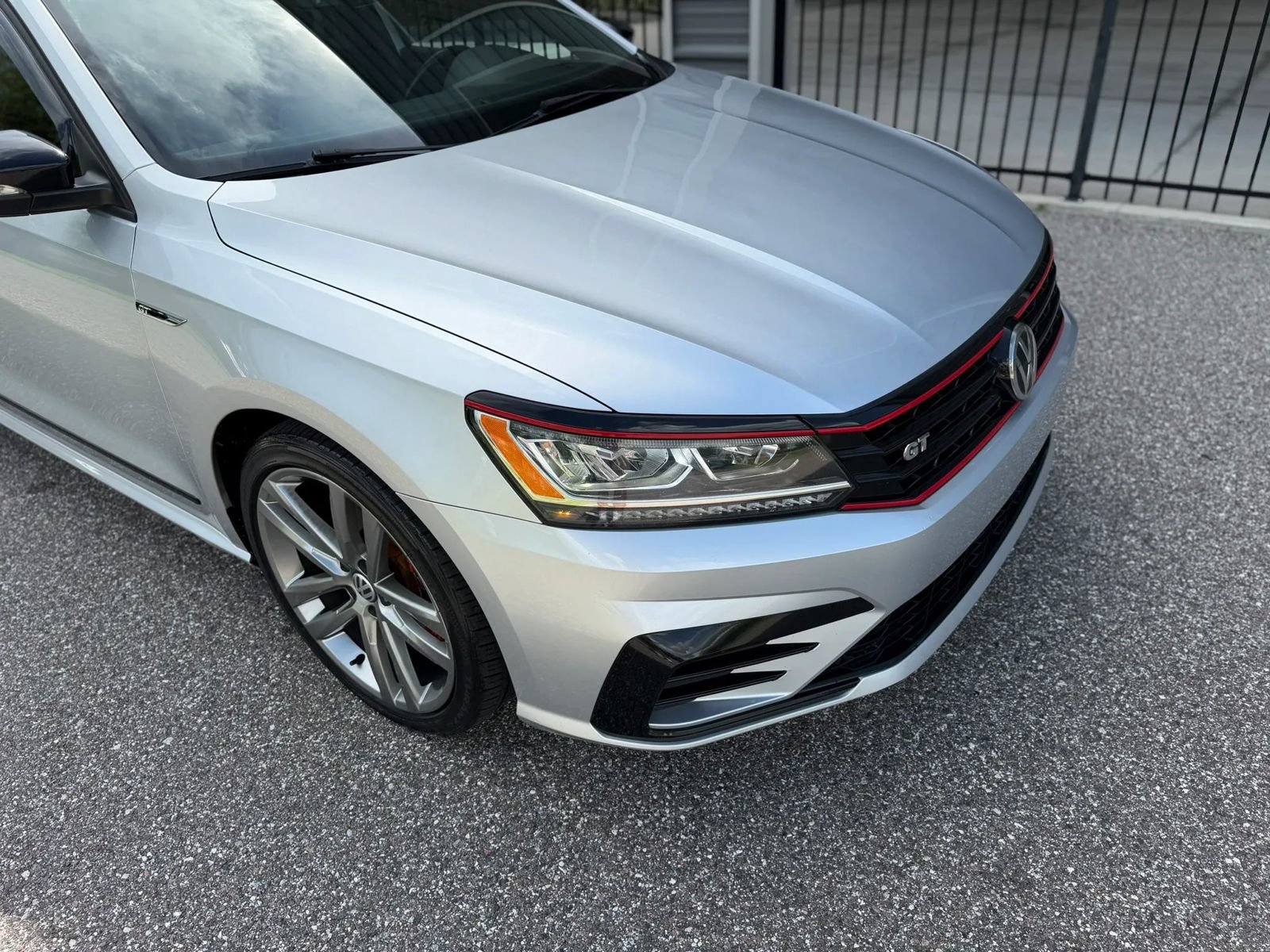 Used 2018 Volkswagen Passat 3.6 FWD image 2