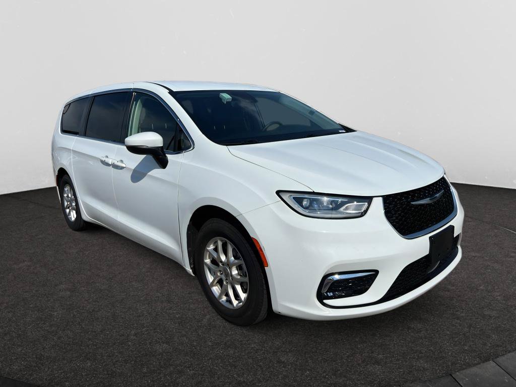 Used 2023 Chrysler Pacifica Touring-L FWD image 1