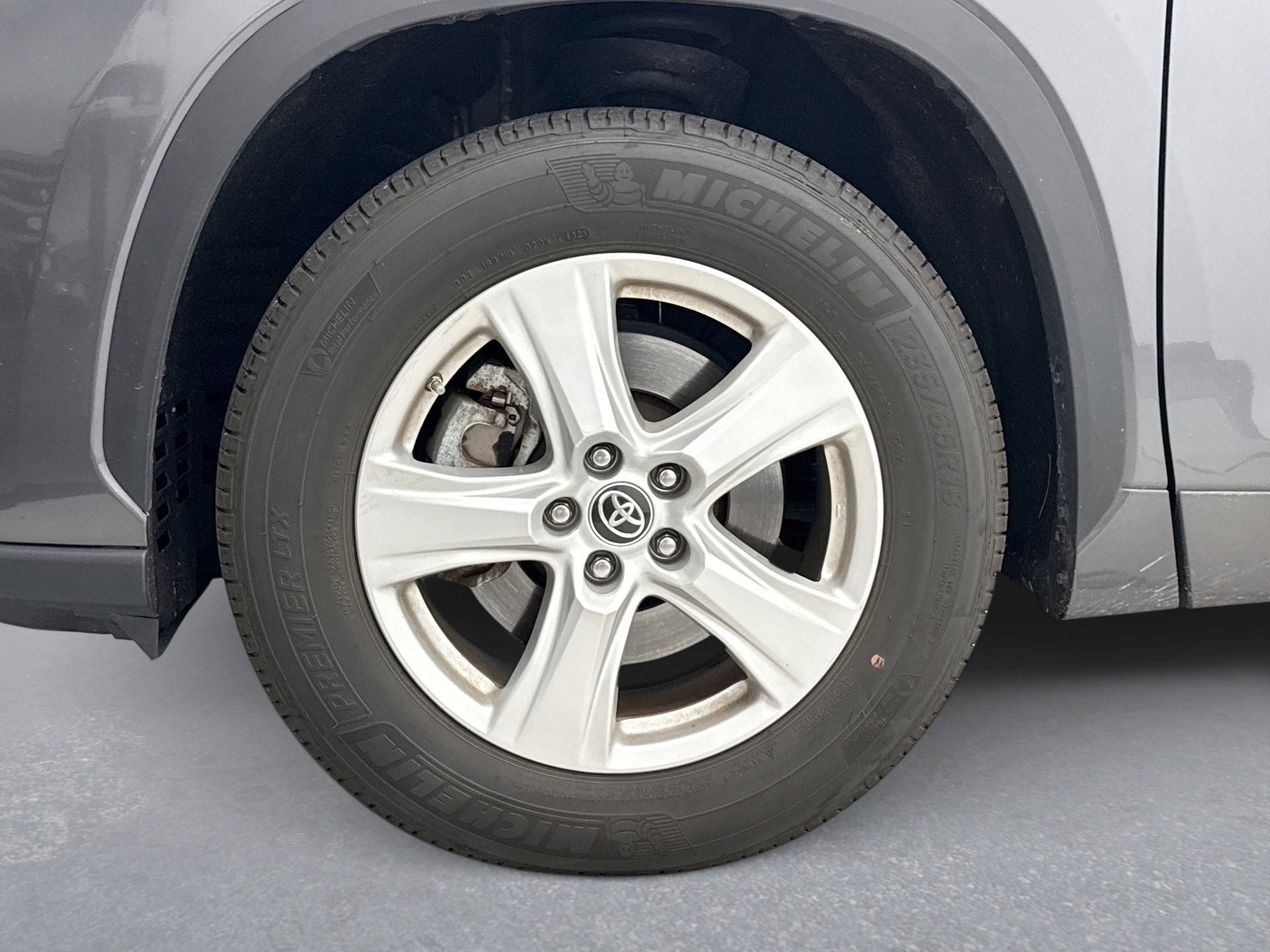 Used 2023 Toyota Highlander L image 26