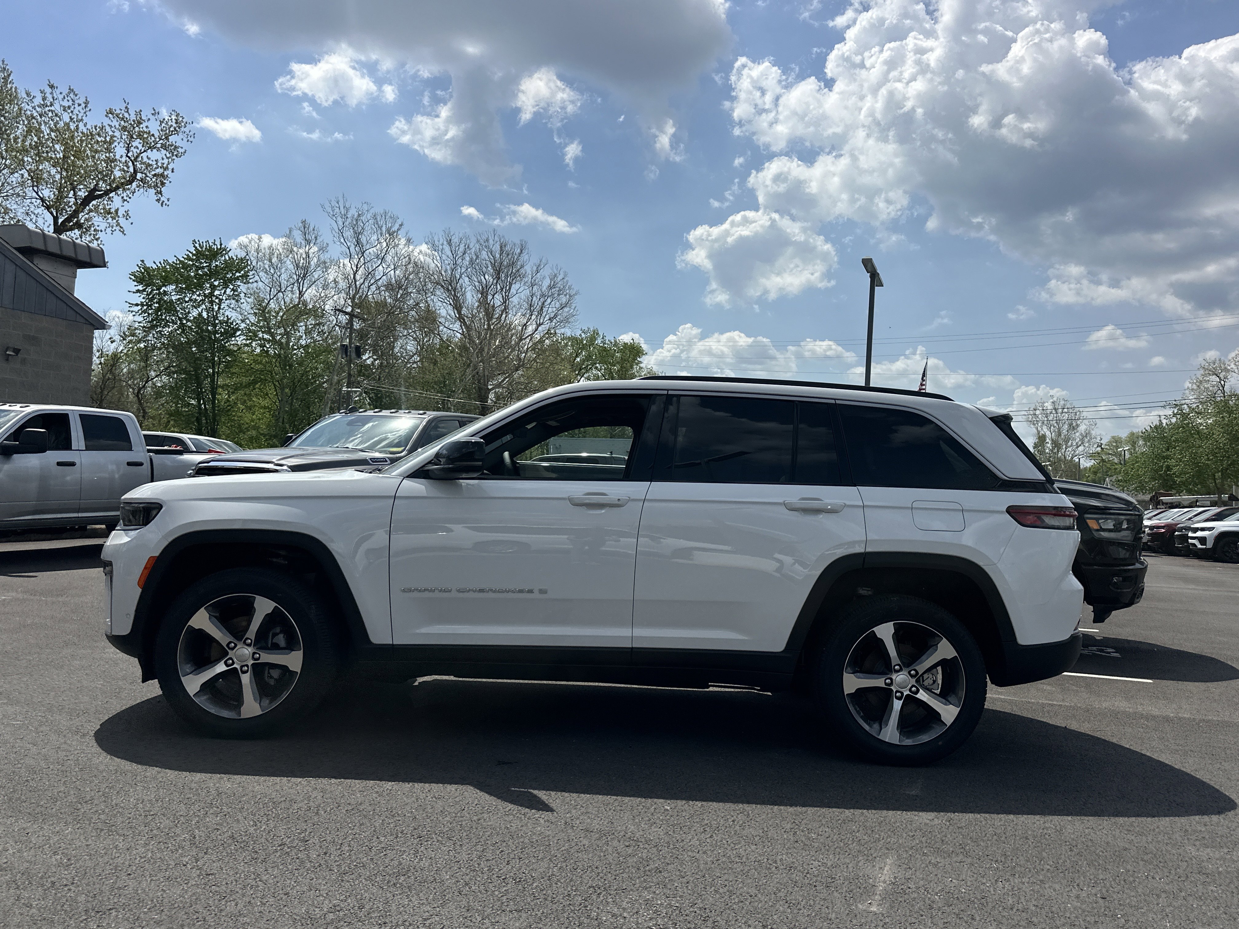 New 2026 Jeep Grand Cherokee Limited w/ Luxury Tech Group II AWD/4WD image 20