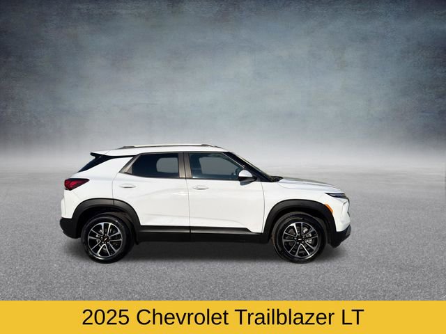Used 2025 Chevrolet TrailBlazer LT AWD/4WD image 3