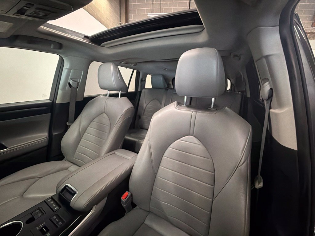 Used 2022 Toyota Highlander XLE AWD/4WD image 17