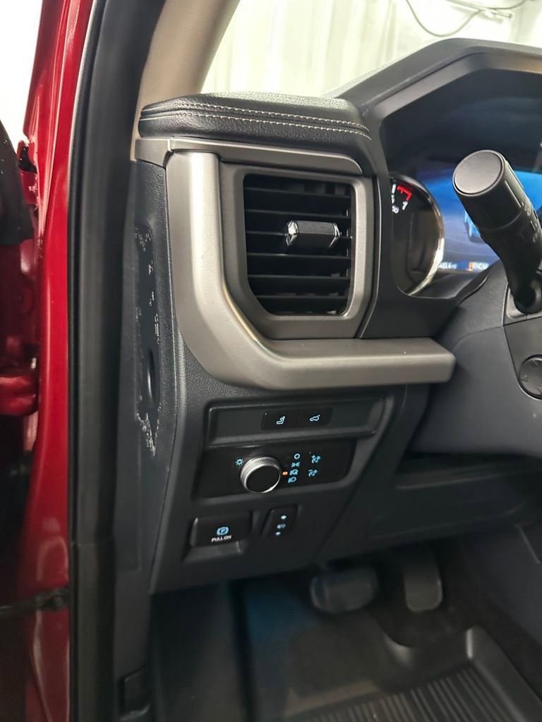 Used 2022 Ford Expedition XLT w/ Equipment Group 202A AWD/4WD image 14