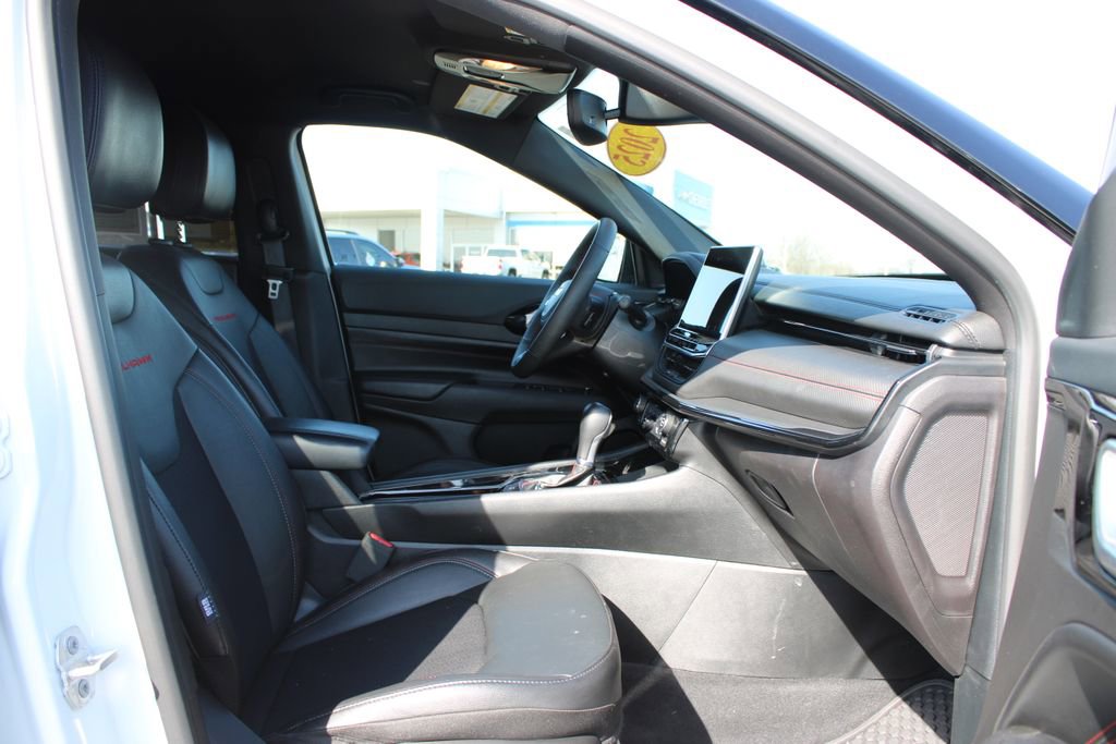 Used 2025 Jeep Compass Trailhawk w/ Trailer Tow Group AWD/4WD image 28