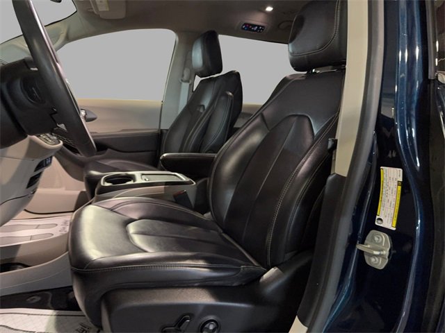 Used 2023 Chrysler Pacifica Touring-L image 9