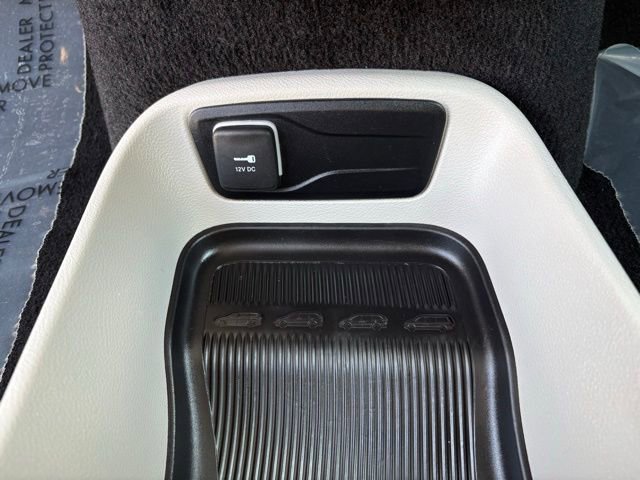 Used 2023 Chrysler Voyager LX image 12