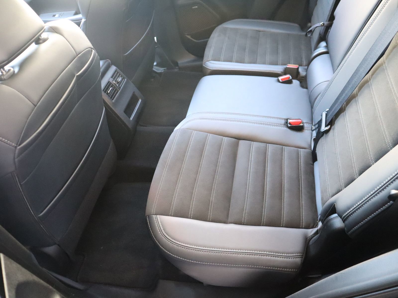 Used 2025 Mitsubishi Outlander AWD image 46
