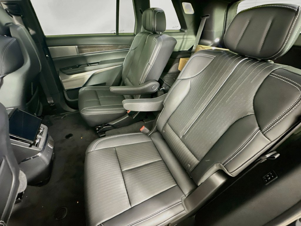 New 2027 Cadillac Vistiq Sport w/ LPO, Floor Liner Package AWD/4WD image 30