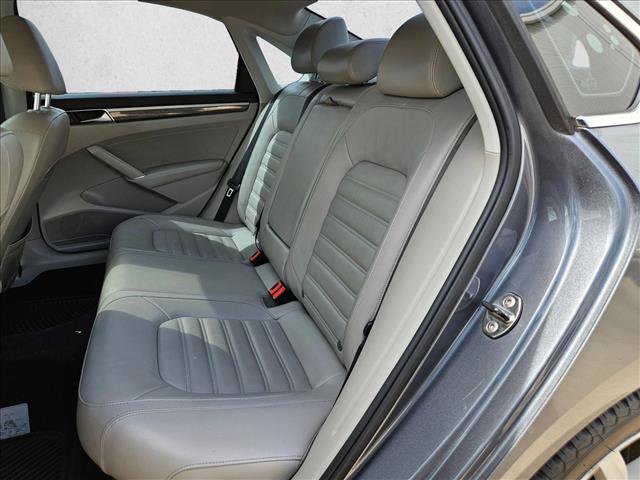 Used 2017 Volkswagen Passat 3.6 SEL Premium FWD image 15