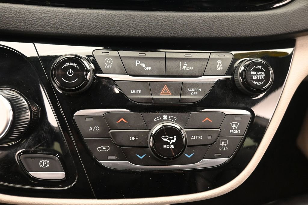 Used 2023 Chrysler Pacifica Touring-L FWD image 19