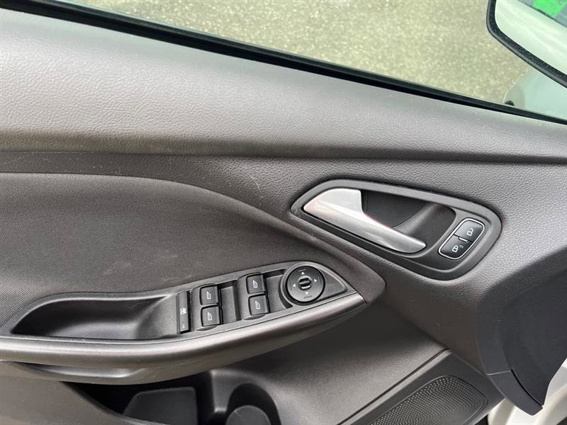 Used 2015 Ford Focus SE w/ Equipment Group 201A FWD image 25