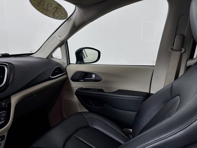 Used 2024 Chrysler Pacifica Select image 24