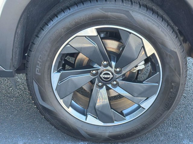Used 2025 Nissan Rogue SV AWD/4WD image 12