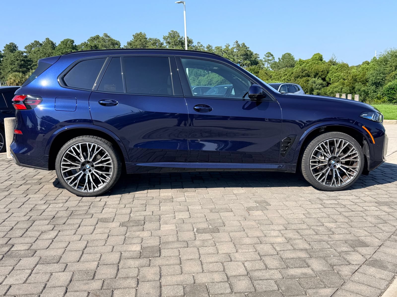 Used 2025 BMW X5 xDrive40i w/ M Sport Package AWD/4WD image 8