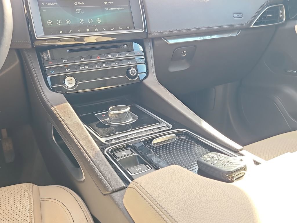 Used 2020 Jaguar F-PACE Prestige image 18