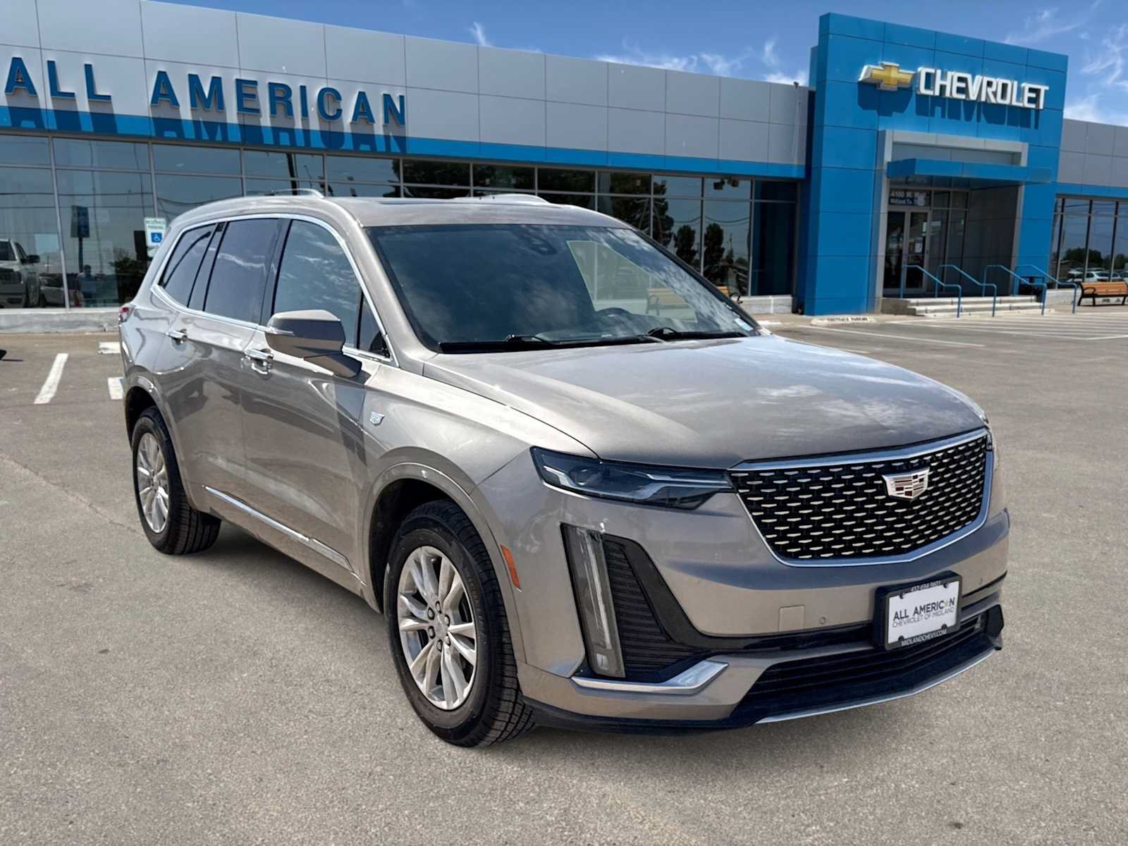 Used 2023 Cadillac XT6 Luxury FWD image 2