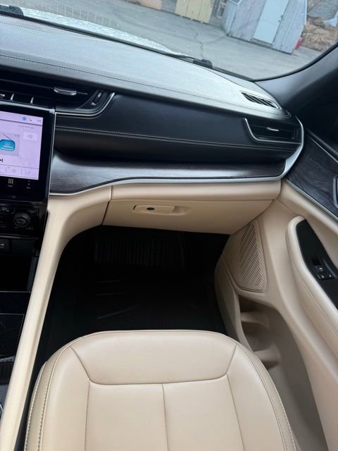 Used 2024 Jeep Grand Cherokee Limited image 33