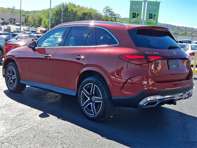 Used 2025 Mercedes-Benz GLC 300 4MATIC image 5