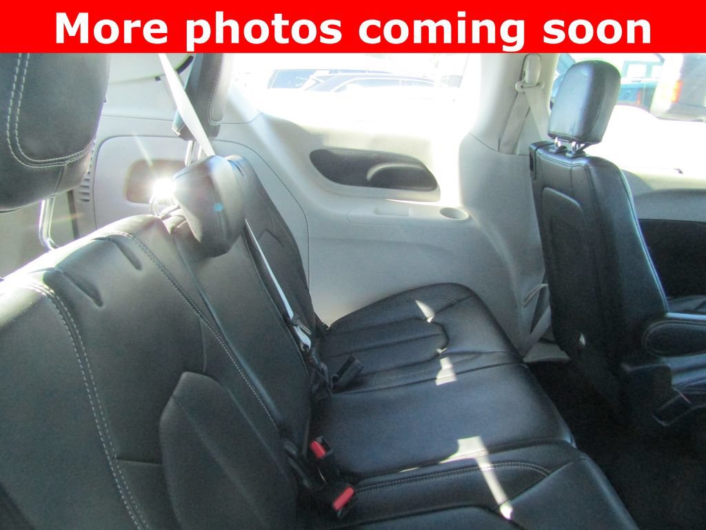 Used 2023 Chrysler Pacifica Touring-L FWD image 13