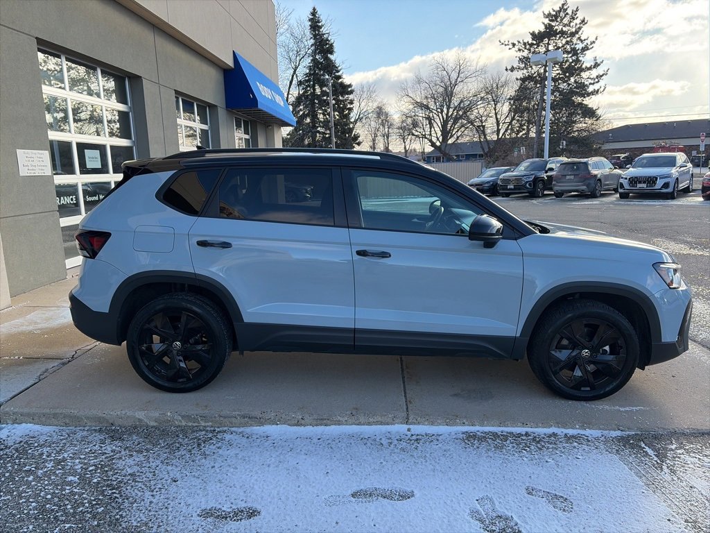 Certified 2025 Volkswagen Taos SE image 10