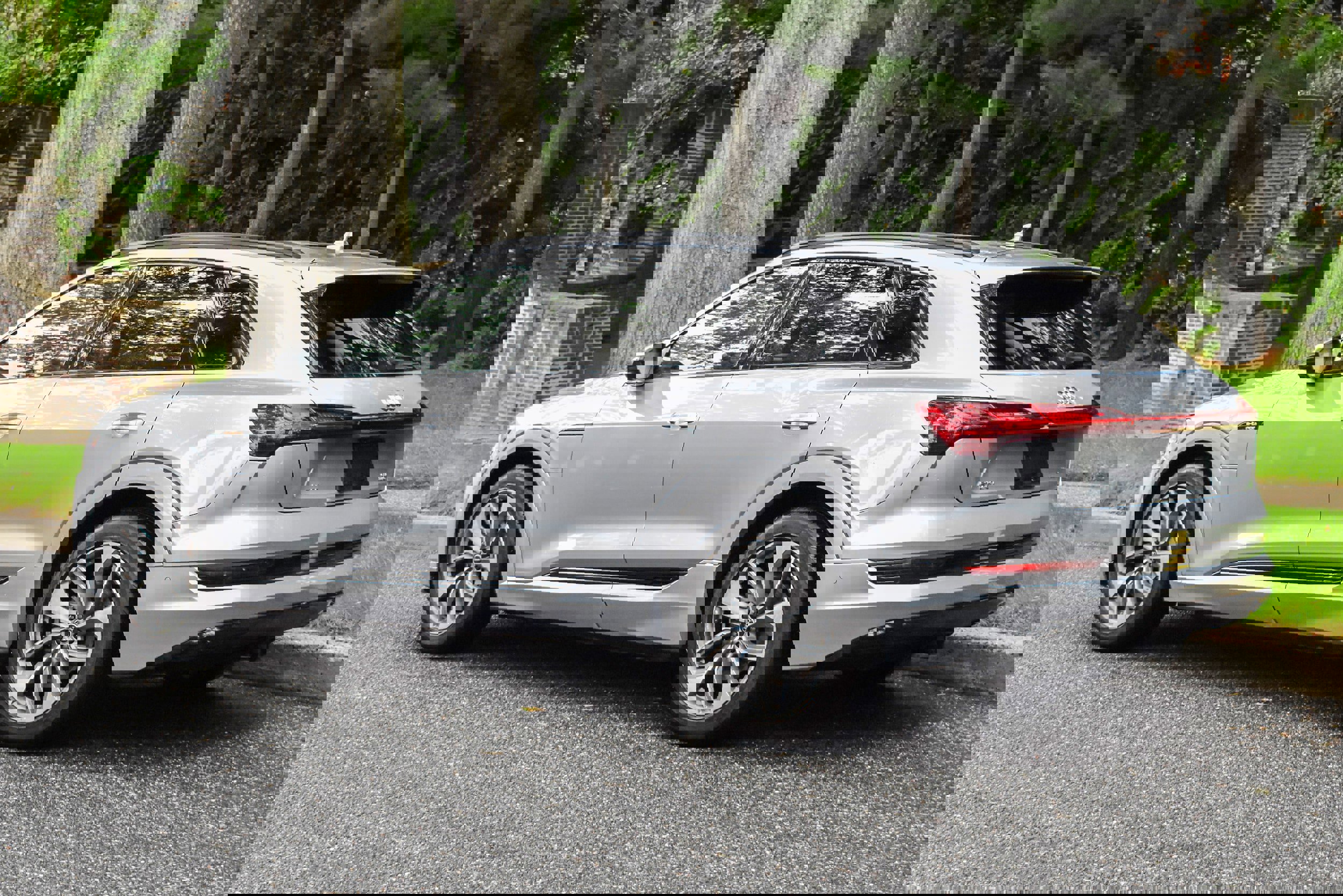 Used 2021 Audi e-tron Premium Plus w/ Premium Plus Package image 6