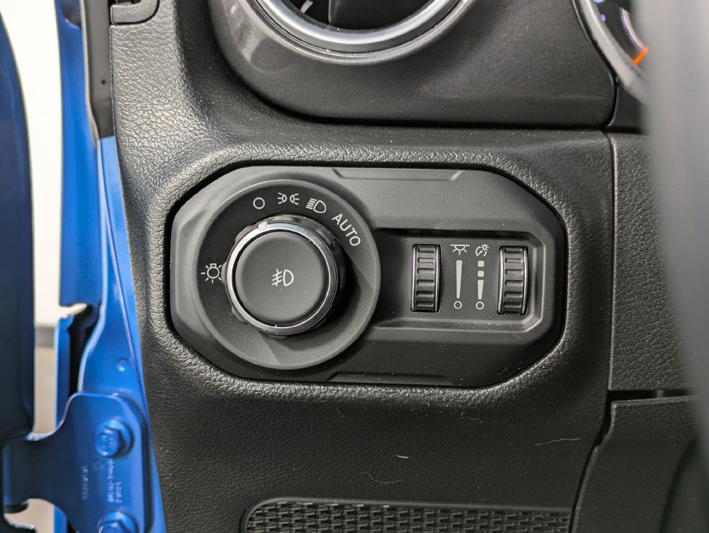 Used 2022 Jeep Wrangler Unlimited Sahara AWD/4WD image 22