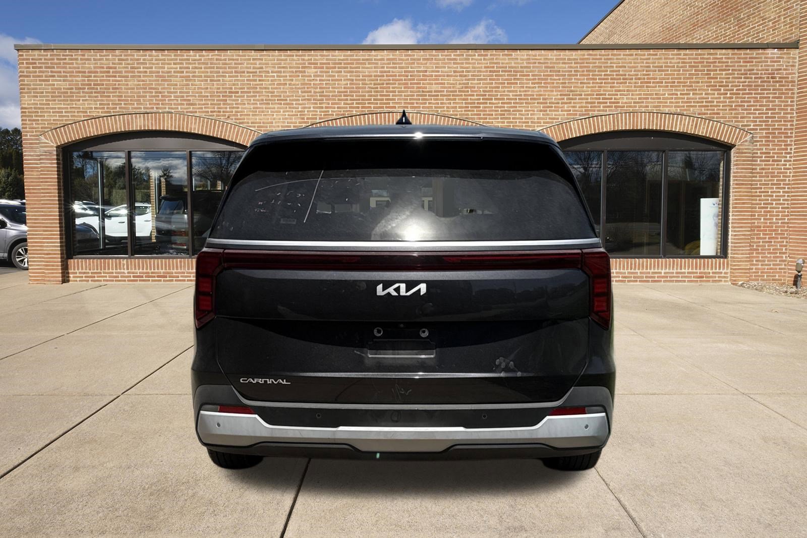 Used 2025 Kia Carnival FWD image 4