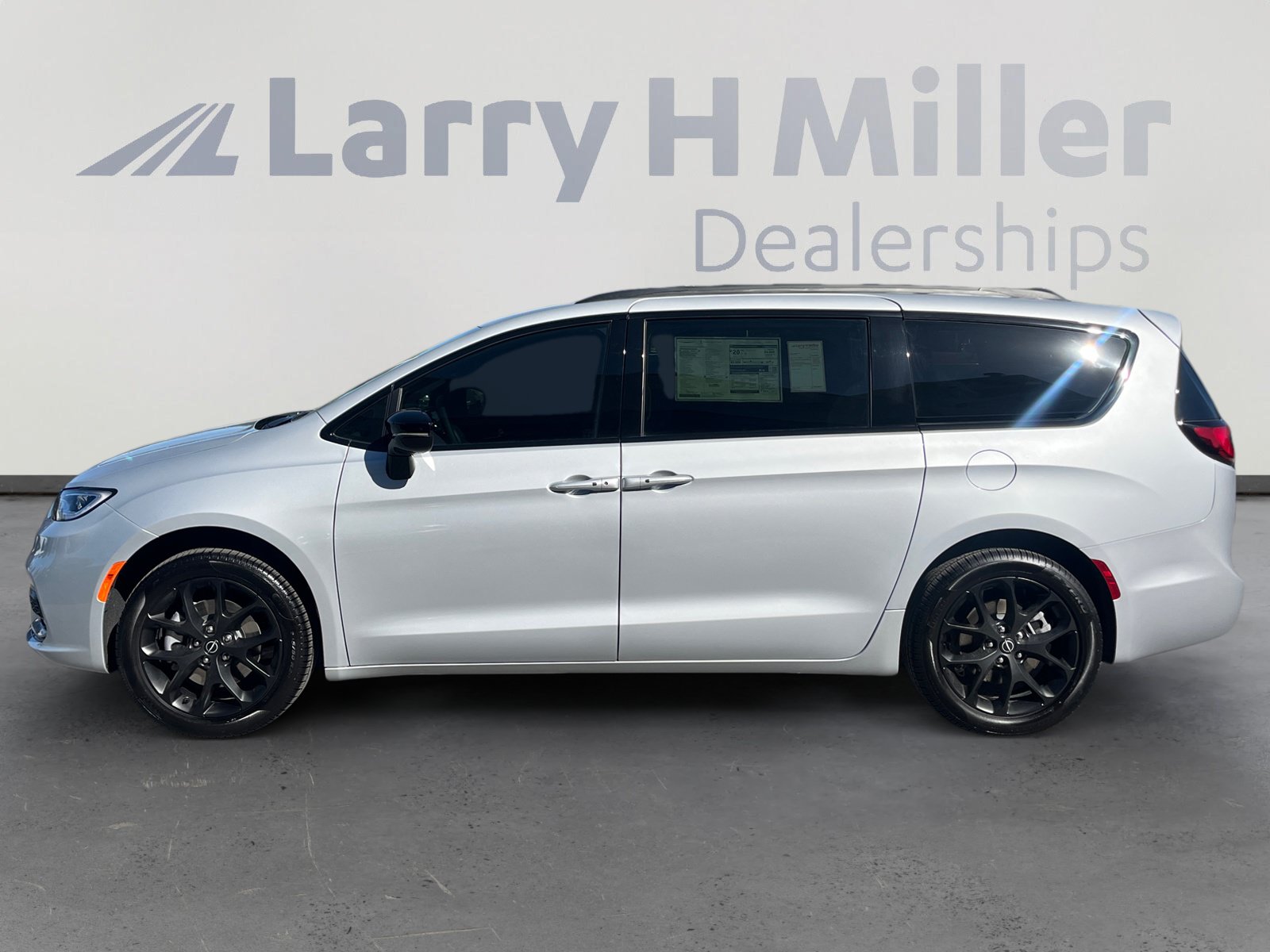 New 2026 Chrysler Pacifica Select w/ S Appearance Package AWD/4WD image 2