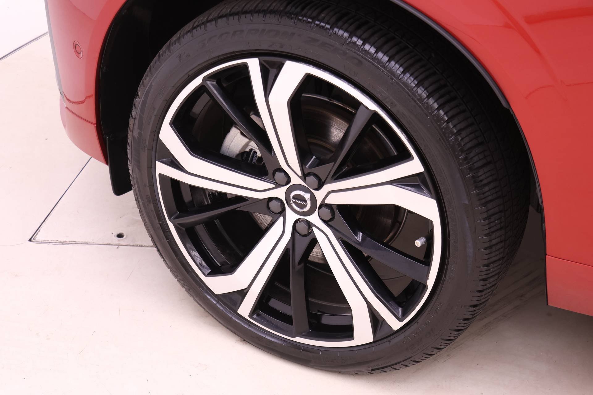 Certified 2023 Volvo XC60 B5 Ultimate w/ Protection Package Premier image 9